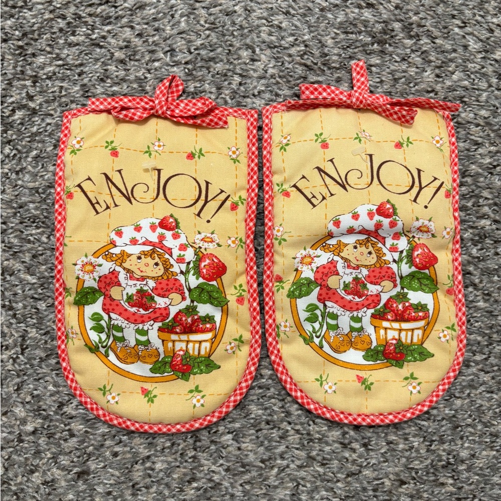 Vintage 1980 Strawberry Shortcake Pot Holder Hot Pad Mitt Set of 2
